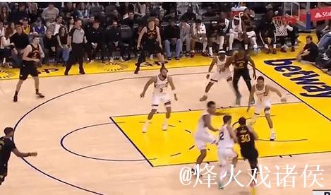 库里中路突入篮下 一记挑篮打板命中